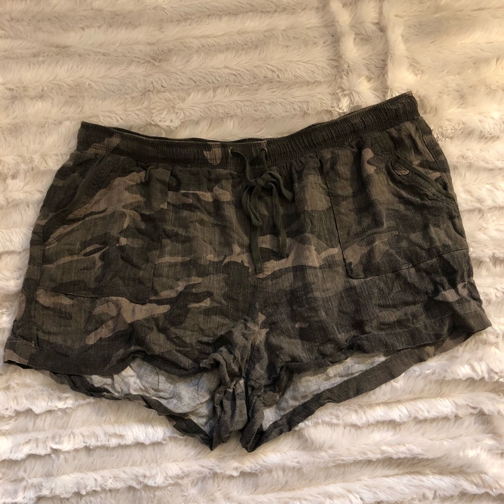 PLUS SIZE CAMO SOFT SHORTS